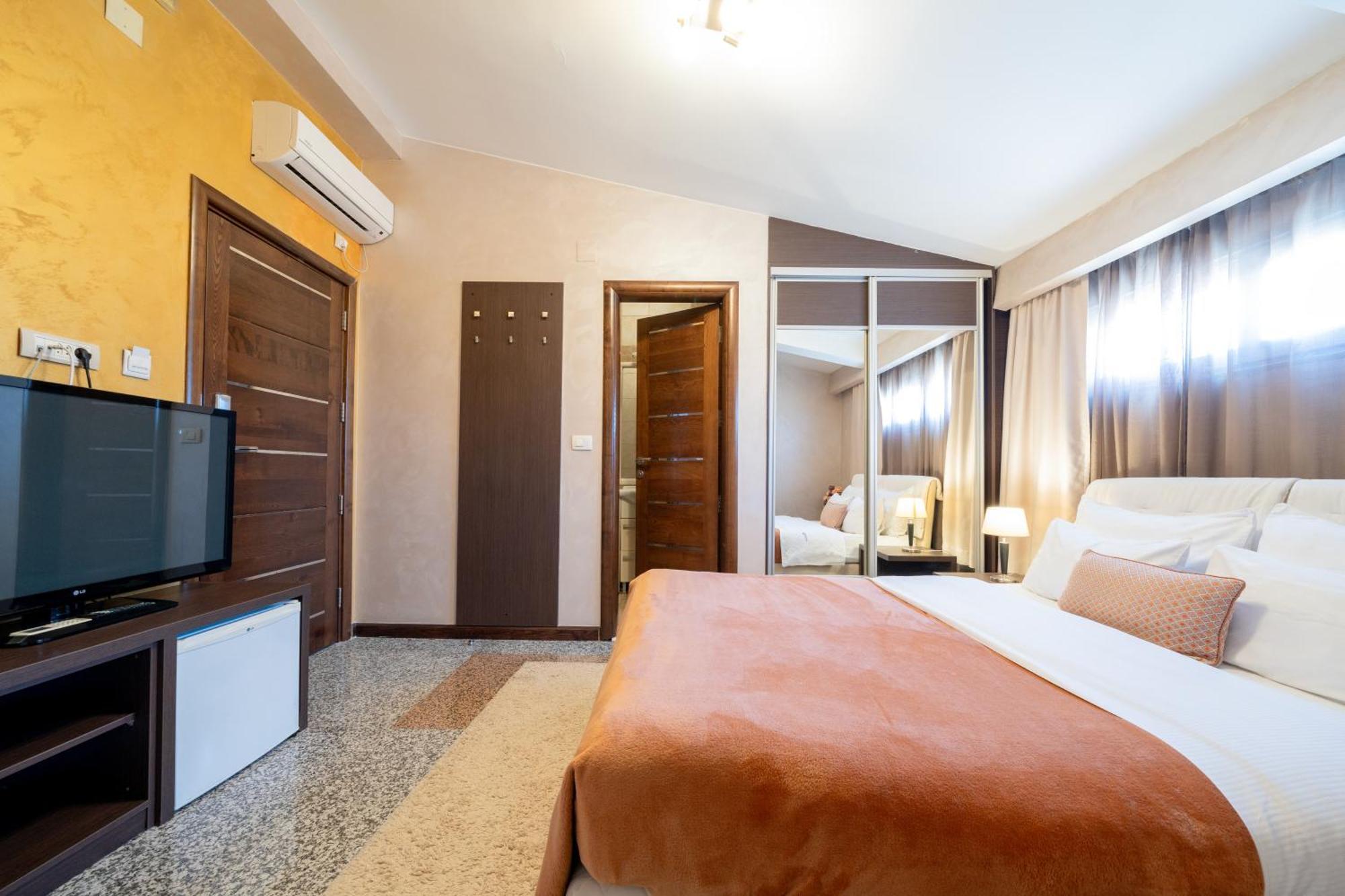 Hotel Alexandar Lux Podgorica Exteriör bild